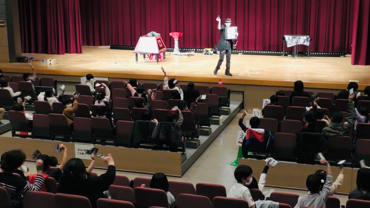 静岡県静岡市の子ども会のイベントでマジックに参加している子供達