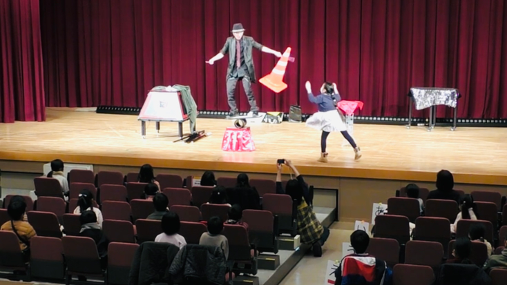 カラーコーンでジャグリングをするマジシャンと静岡県静岡市の子ども会