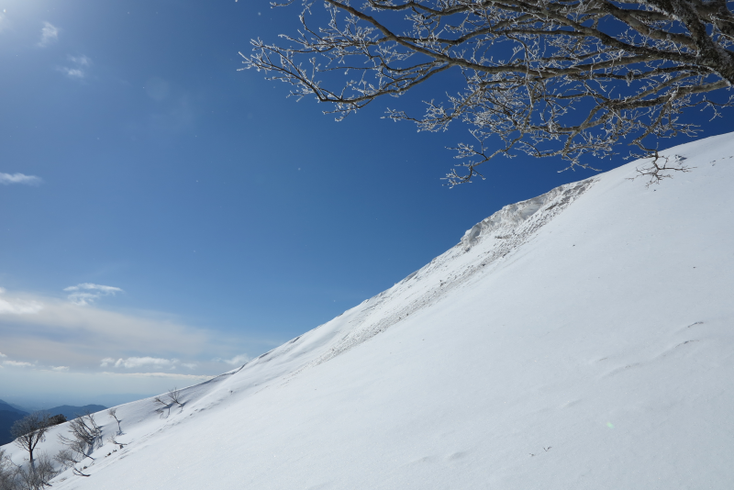 ホッケ山の雪庇（今年は未だ成長途中）