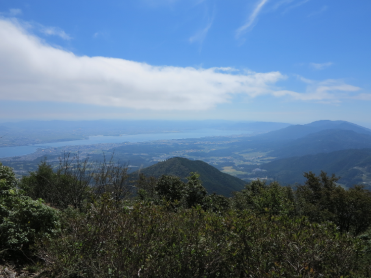 琵琶湖の南湖から比叡山。霊仙山が低く見える