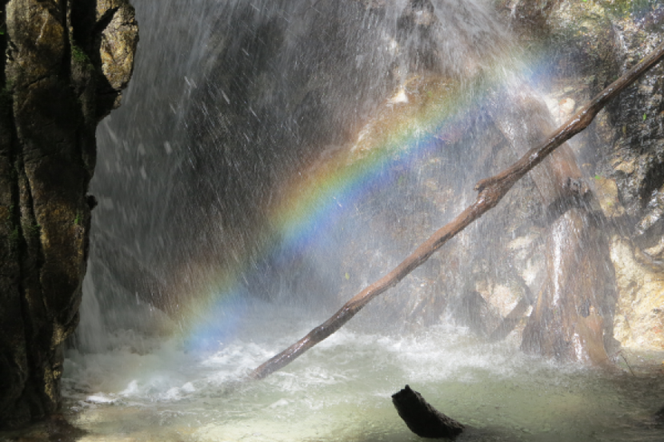 神璽の滝の綺麗な虹