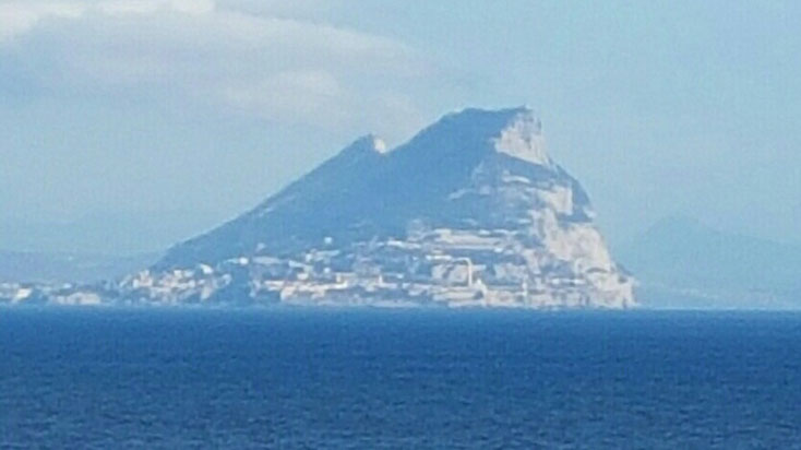 Gibraltar erhebt sich aus dem Wasser.