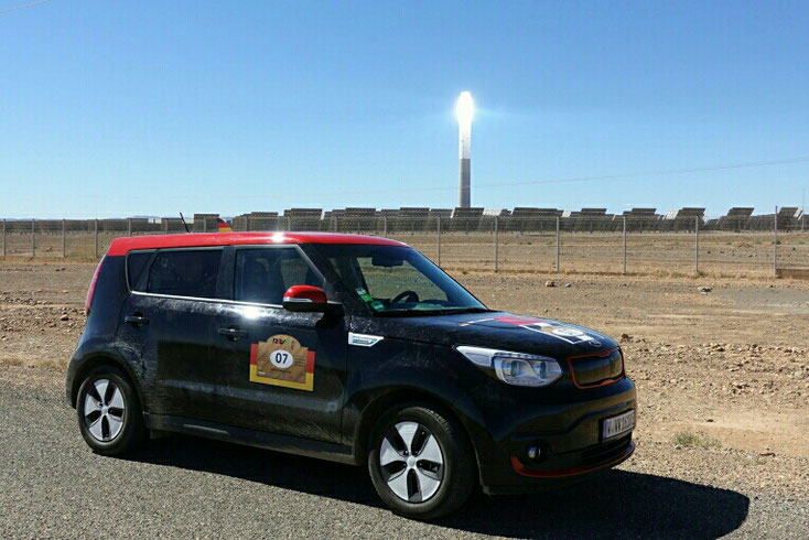 Kia Soul EV vor dem Solarturmkraftwerk, Marokko, Ouarzazate, Strom, 