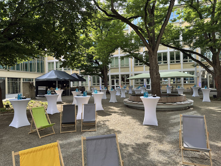 Mietmöbel, Würzburg,Tisch, Stehtisch, mieten, leihen, ausleihen, Hochzeit, freie Trauung, Aschaffenburg, Schweinfurt, Bad Kissingen, Kitzingen, Bad Mergentheim, Rothenburg, Geburtstag, Zelthochzeit, Scheunenhochzeit, Holzstühle, Crossbackstuhl
