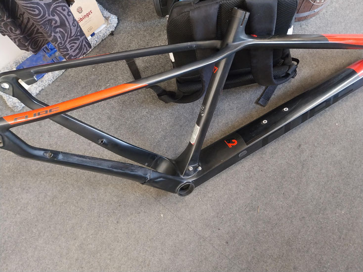 MTB Carbon Kettenstrebe komplett gebrochen vor Reparatur – Mountainbike Rahmen Bruchstelle sichtbar, professionelle Carbonreparatur nötig