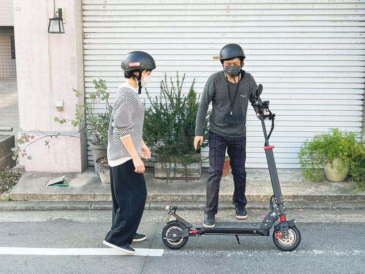 電動キックボード専門店「TAMO」試乗会の様子。女性の方にもおすすめの１台です。