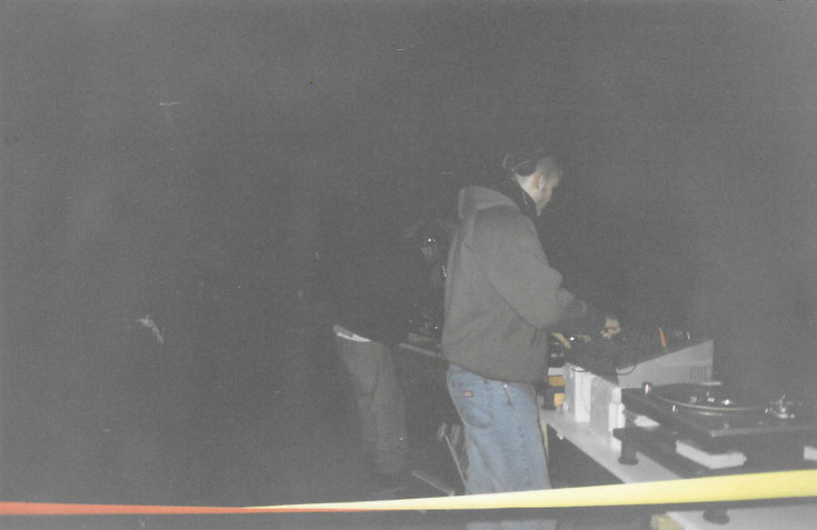Jumpy aux platines 1er de l'an (Jon La Menace Aka Jonathan Guychard) Dj des Psy.k.d.lik Tribe (KD JC Troudet Archives Free Party BZH) Saint Sylvestre Rave Party