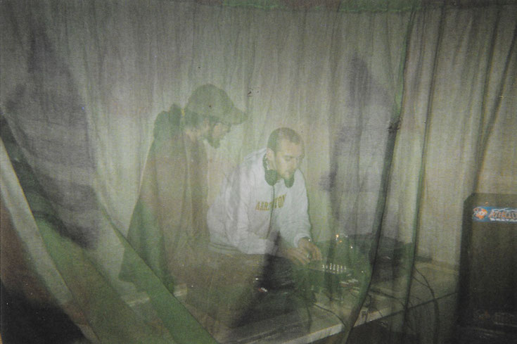 KD aux platines (pat Le Druide avec Lui) Anniversaire KD 2001 Combourg chez Guigui Free Party teuf tekno