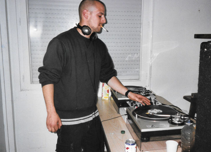 KD (JC Troudet KD.BZH) aux platines. Soirée tekno free Party rave party Culture Underground_Pont-Scorff_Mai 2002_PSY.K.D.LIK Tribe Sound System