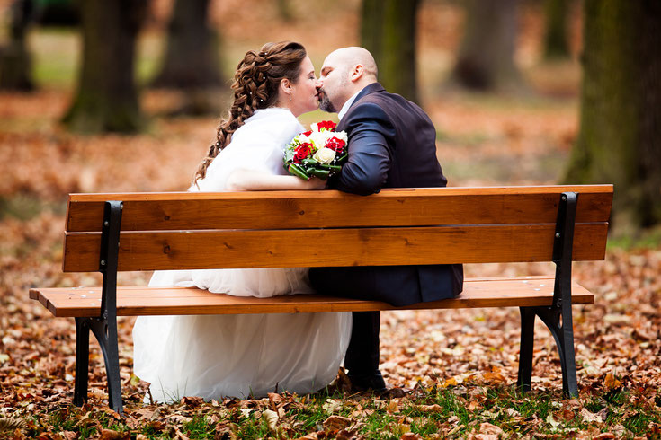 Deux jeunes mariés lors de leur mariage automnale !