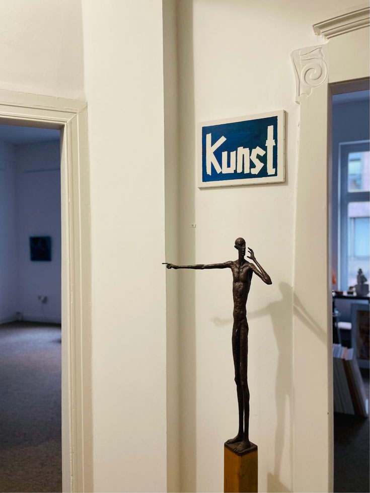 HEY! DA GEHT'S LANG!  ist der Titel der filigranen Skulptur von Katharina Joos im MMKM MUSEUM MODERNE KUNST MÜLHEIM