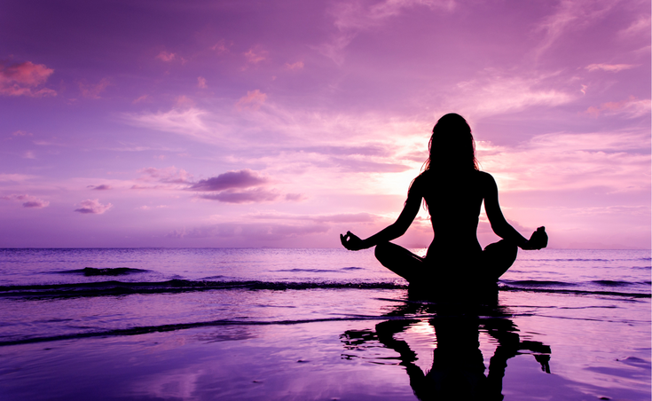 mujer meditando en el fondo el cielo y el mar 