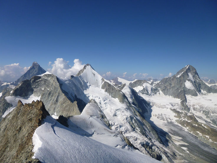 Ausblick von der Pointe du Mountet auf Matterhorn, Obergabelhorn und Dent Blanche.