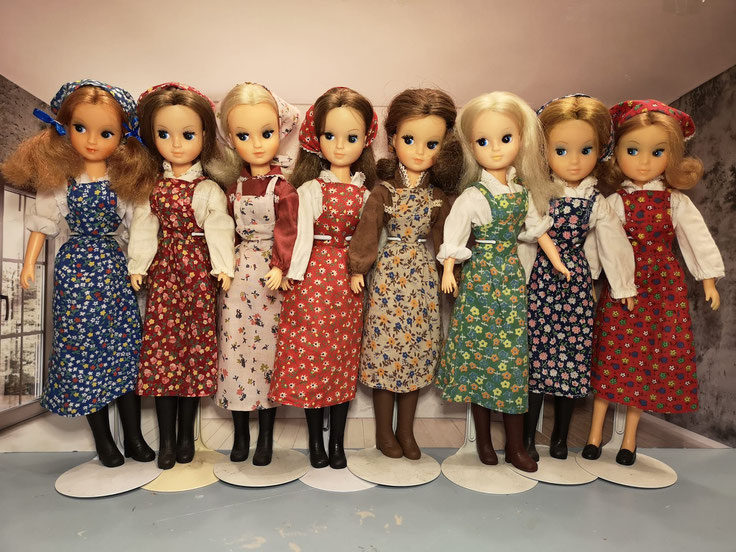 Different variants of the Basic Fleur outfit, photo by Angela Mombers.