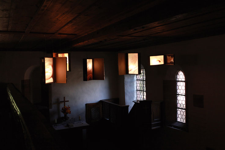 Die Reise, Fünf Koffer, Großbilddia auf Acrylglas, LED-Leuchtmittel Fotografieinstallation in der Stephanskirche 36 37 in Ebertsheim, 2012