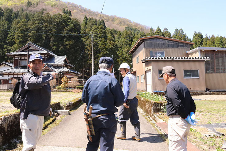写真左端が内藤幸雄さん。鉱山跡が観光資源になれば・・・という思いもあり、観光協会に声をかけてくれました