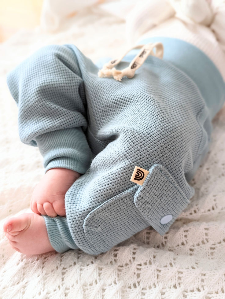 Nahaufnahme Neugeborenen-Füße mit hellblauem Waffel-Strümpfchen - Newborn Set aus Waffelstoff | Scherzinger-Baby