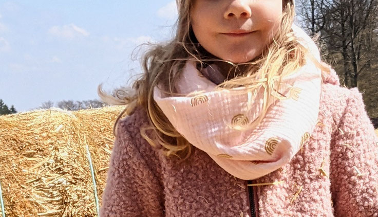Kind mit rosa Musselin-Tuch und rosa Teddy-Jacke - Tücher aus Musselin für Kinder | Scherzinger-Baby