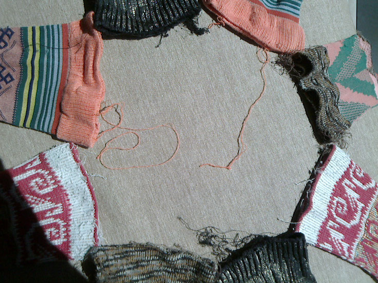 ゴム編みの中に、編み込まれているゴムが、時間の経過とともにはみ出ています。はみ出し方も様々です。