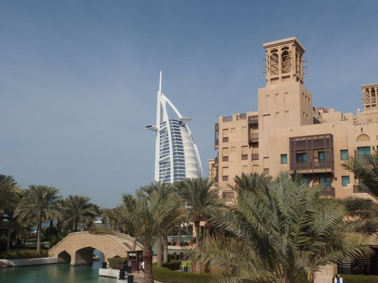 Alt trifft neu: Das legendäre Burj Al Arab neben einem Badgir im Madinat.