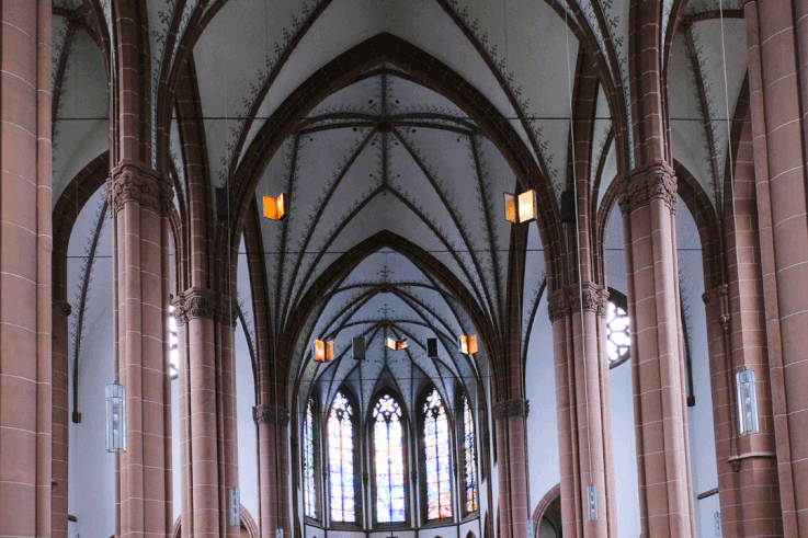 Sehnsucht Neun Koffer, fünf mit integriertem Leuchtkasten, Großbilddia auf Acrylglas, LED-Leuchtmittel, verschiedene Größen, St. Agnes Kirche, Köln 2017