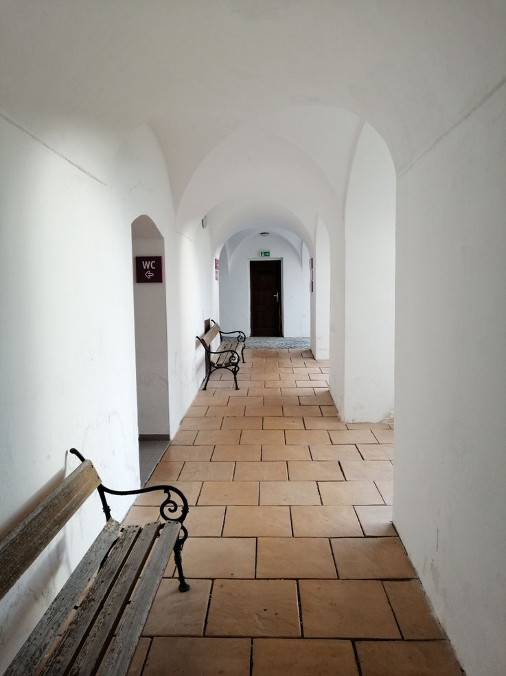 Gang in einem alten Kloster.