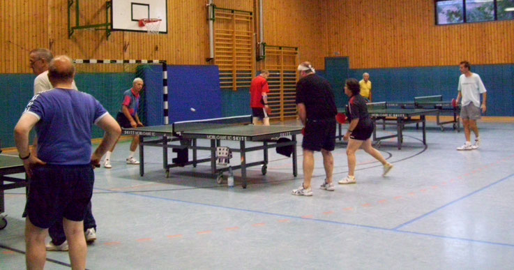 Foto: Sportler beim Tischtennis