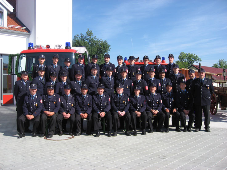 Die Aktive Mannschaft der Freiwilligen Feuerwehr Jesenwang zur Feuerwehrhaus und Fahrzeugweihe des Löschgruppenfahrzeugs 10/10 im August 2007