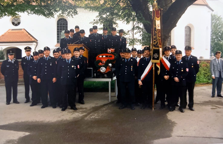 Die aktive Mannschaft an der Tragkraftspritzen-Weihe am 21.05.1995 vor der Kirche St. Michael in Jesenwang