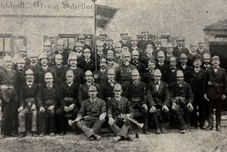 Die Aufnahme aus dem Jahr 1893 zeigt Kommdandant Friedrich Karg (Rechts neben Standartenträger) mit Mannschaft sowie der noch heute im Besitz der Feuerwehr Jesenwang befindlichen Standarte