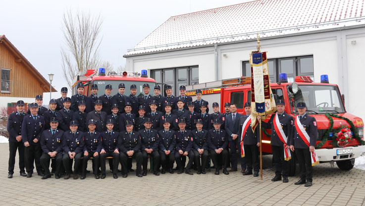 Die Aktive Mannschaft der Freiwilligen Feuerwehr Jesenwang zur Fahrzeugweihe des Löschgruppenfahrzeugs 8/6 im März 2017