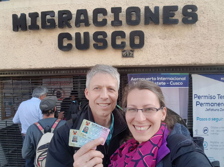 Sonja und Werner Keßler arbeiten bei Diospi Suyana in Curahuasi, Peru. Hier mit ihren peruanischen Ausweisen in Cusco vor Migraciones.