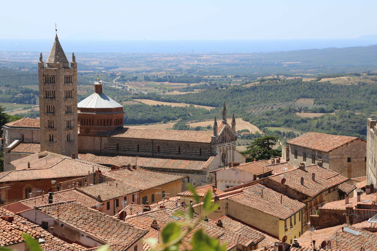 Das mittelalterliche Städtchen liegt in 380 m Höhe auf einem Hügel über der Ebene der Maremma in den Colline Metallifere. Die Gemeinde liegt etwa 85 km südwestlich der Provinzhauptstadt Grosseto und 46 km südwestlich von Siena.