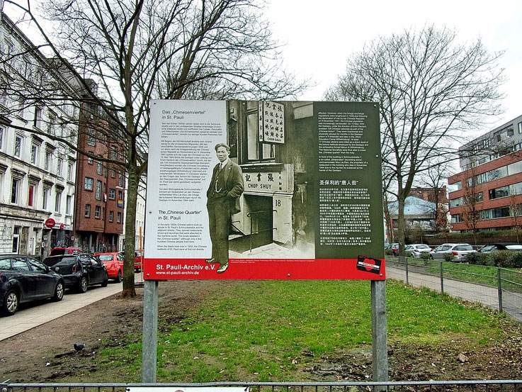 Erinnerungstafel an das frühere Chinesenviertel auf St. Pauli, Foto: Pauli-Pirat https://upload.wikimedia.org/wikipedia/commons/c/cc/Chinesenviertel_%28ehemals%29_Schmuckstra%C3%9Fe_in_Hamburg-St._Pauli_%282%29.jpg