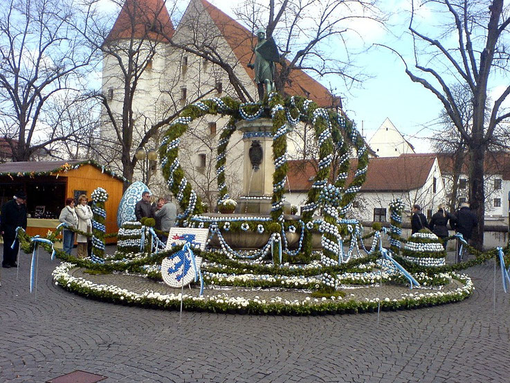 Brunnenfeste wie hier in Ingolstadt sollen ins Bewusstsein rufen, wie wichtig Brunnen und Wasser für die Städte sind. Foto: Brian Clontarf, Public domain, via Wikimedia Commons