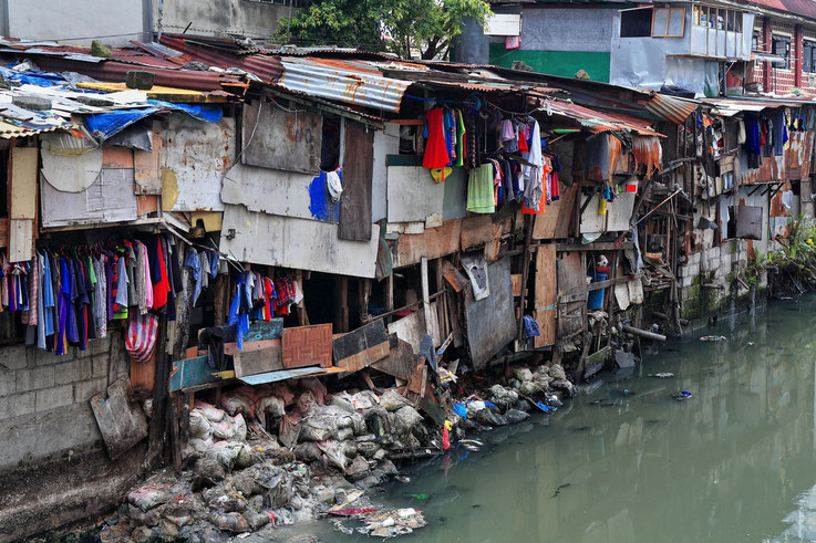 Abwasser und Müll landen in diesem Slum in Manila in Gewässern