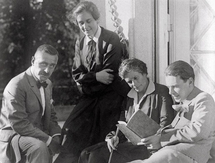 Thomas Mann mit seiner Frau Katia und den Kindern Erika und Klaus