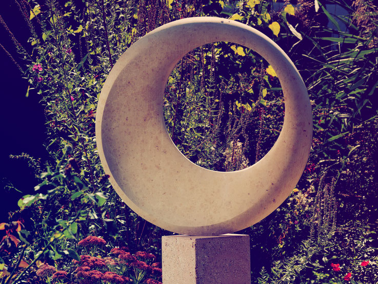 Skulptur / Andreas Lindegger/ Stein Skulptur/ Künstlerarbeit in Stein/ Bildhauer Schweiz/