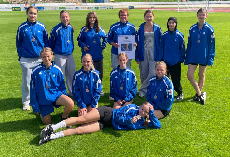 Die Bayerischen Vizemeisterinnen: Hinten von links: Kim Fendrich, Jasmin Bezold, Mariia Pylypenko, Lehrerin Diana Neckermann, Nisanur Yilgin, Nele Lüttjohann, Knieend: Marie Wenzel, Elaine Scharf, Anni Zillig, Lina Landvogt, Liegend: Lotte Keller