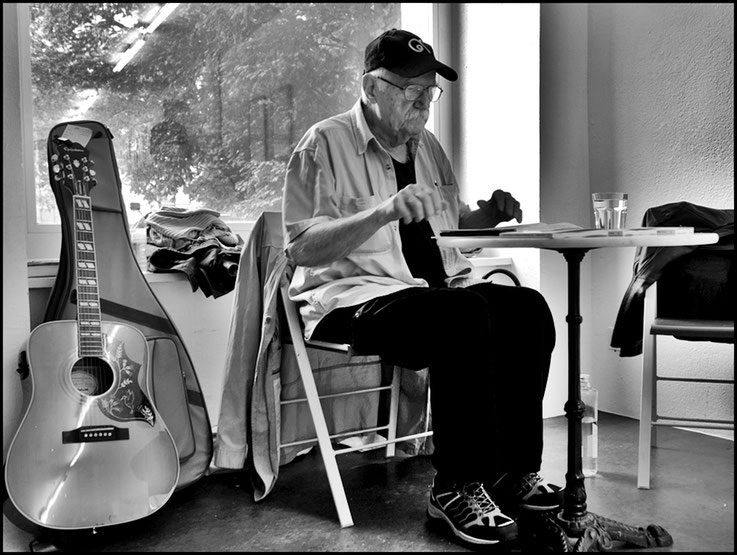 Pedro Meier Lyriklesung, Archiv-Foto zum Jahresanfang 2026, Der Dichter bei seiner Lesung, Haiku, Konkrete Poesie, Visuelle Poesie, Sound Poetry, Kalligramme, Spoken Word, Slam Poetry, Fluxus-Poesie, Digitale Poesie, Cut-up-Poetry, Instapoetry Performance