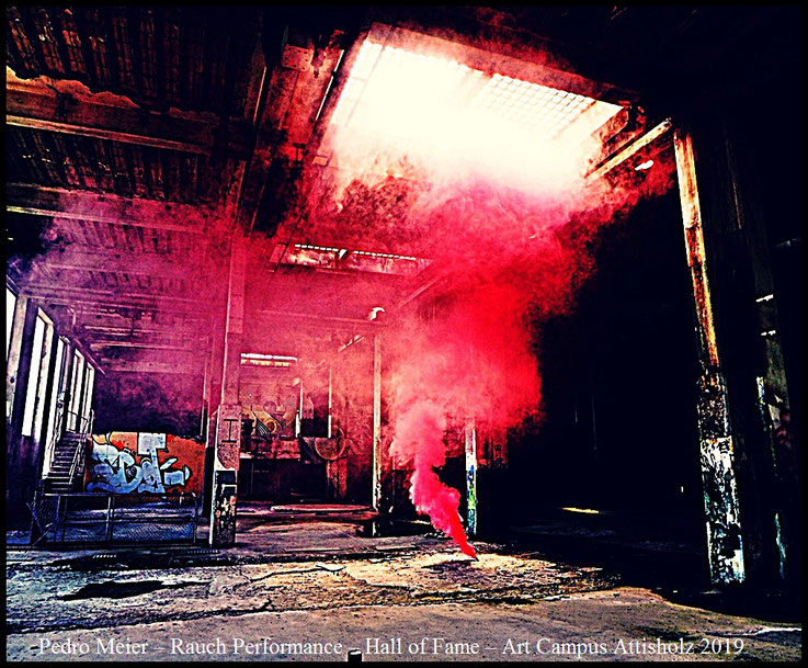 Pedro Meier Schamanismus – Rauch Performance Pink Color Smoke Bomb Project – Hall of Fame 2019 Graffiti Art Campus Attisholz Areal bei Solothurn. »Rauch ist Stille – zelebriert die Lautlosigkeit im Raum« Artwork by Pedro Meier Artist Writer. SIKART Zürich