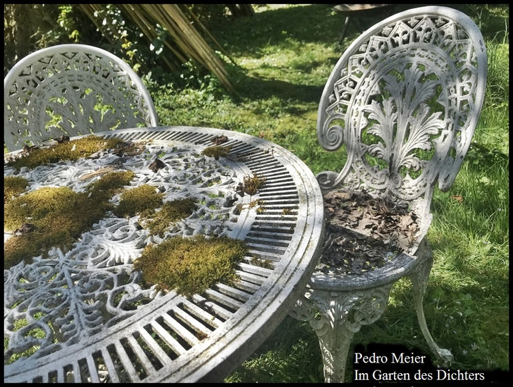 Pedro Meier, Im Garten des Dichters, Moosüberwachsener Sitzplatz, viktorianischer Stil, Pedro Meier, Lyriker, Ateliergarten Niederbipp, Jurasüdfuss, Schreibort, Transmedia Storytelling, Gesamtkunstwerk, Transmedia Storytelling, Transit-Poesie, Serendipity
