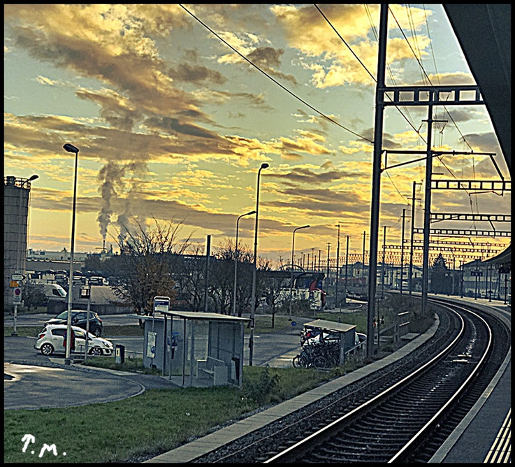 Pedro Meier Unterwegs, Bahnhof Oensingen, Bahnsteig, Perron 4, Sicht Richtung Westen – November 2025 On The Road Again, Chronik des Augenblicks, Enzyklopädie einer Landschaft, Metamorphisches Reisen, PhotoArt Pedro Meier, Schriftsteller, Multimedia Artist