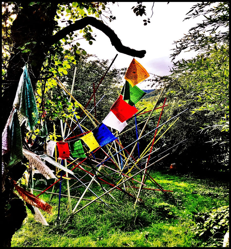 Pedro Meier Kreativgarten, Spiritueller Kraftort, Mikado-Skulptur mit buddhistischen Gebetsfahnen aus Nepal & Tibet, Kosmos aus Klang, soziale Interaktion, Bambushain, Pedro Meier Niederbipp, Land Art, Performance, Installation, Chronik des Augenblicks