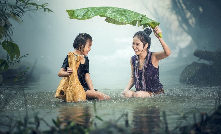 Zwei asiatische Frauen im Regen. Stockfoto, CC0-Lizenz.