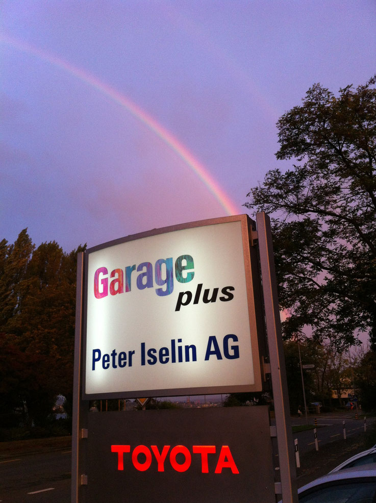 Doppleter Regenbogen über der Garage Plus Tafel