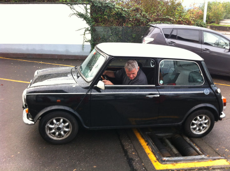 Peter Iselin mit Mini auf dem Bremsprüfstand 