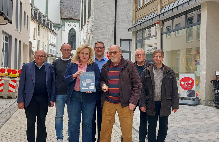 Die Initiative „Jüdisch in Attendorn“ hat sich als Arbeitskreis dem Verein für Orts- und Heimatkunde Attendorn e.V. angeschlossen. Von links nach rechts: Wolfgang Dröpper (JiA), Tom Kleine (JiA), Gabriele Schmidt (HV), Tammo Fuchs (HV), Hartmut Hosenfeld.