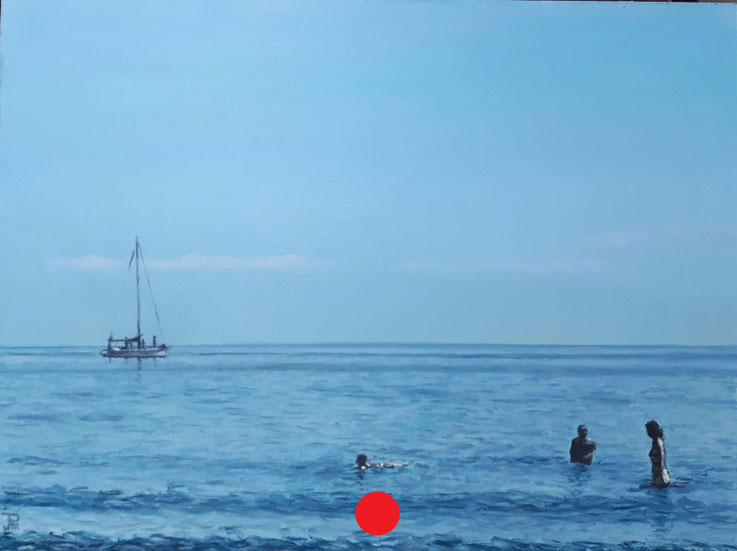 Velero fondeado frente a la playa con mar en calma y bañistas en primer plano.