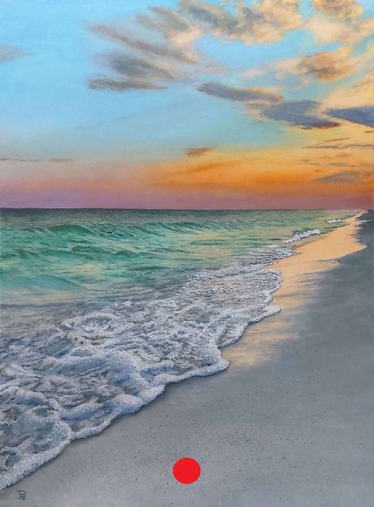 Atardecer en una playa tropical con olas suaves, cielo colorido y reflejos en la orilla.